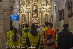 Siguiendo la Eucaristía desde las pantallas