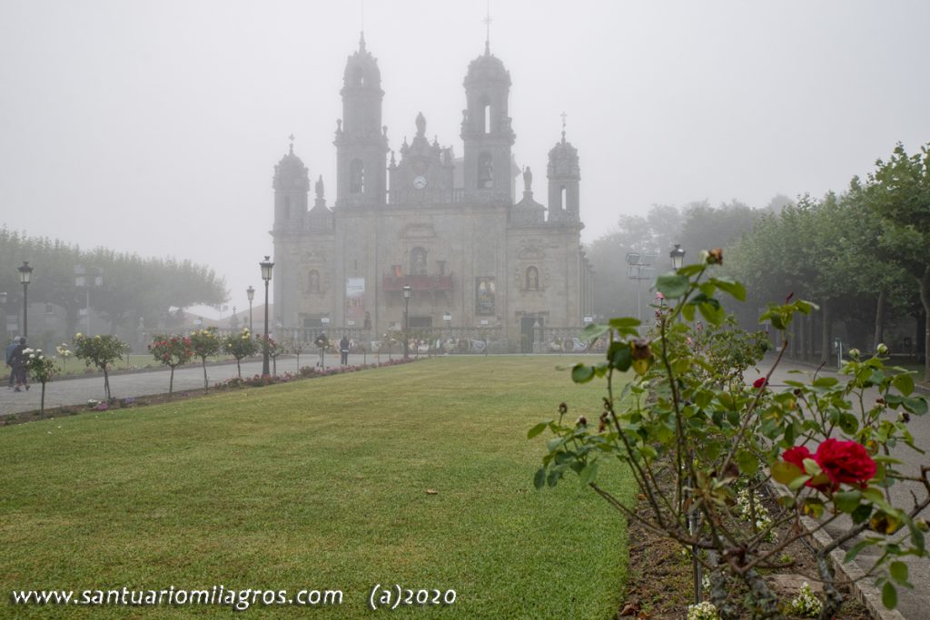 La niebla envuelve el Santuario